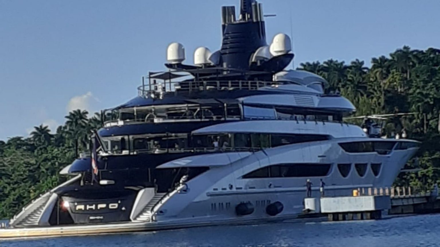 who owns the billion dollar yacht